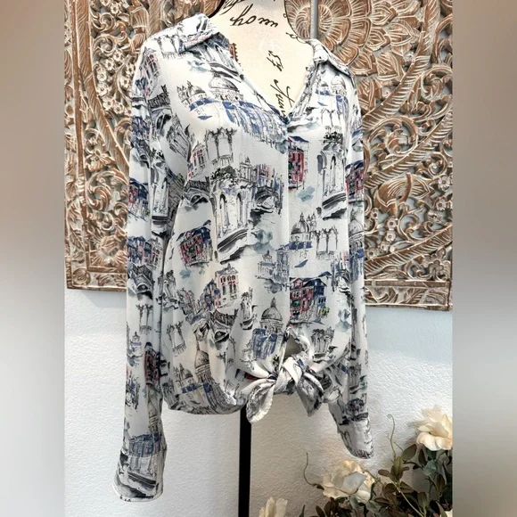 Karen Kane White & Blue Printed Blouse, Old World Vibes, Cathedrals- size XL - Picture 3 of 13